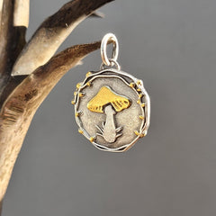 Kettenanhänger "kleiner Pilz" handgefertigt aus recyceltem Silber mit 24 Karat Gold - animoART