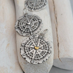 Kettenanhänger "Kompass mit goldenem Herz" im RUSTIC STYLE, handgefertigt mit recyceltem Silber - animoART