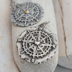 Kettenanhänger "Kompass mit goldenem Herz" im RUSTIC STYLE, handgefertigt mit recyceltem Silber - animoART