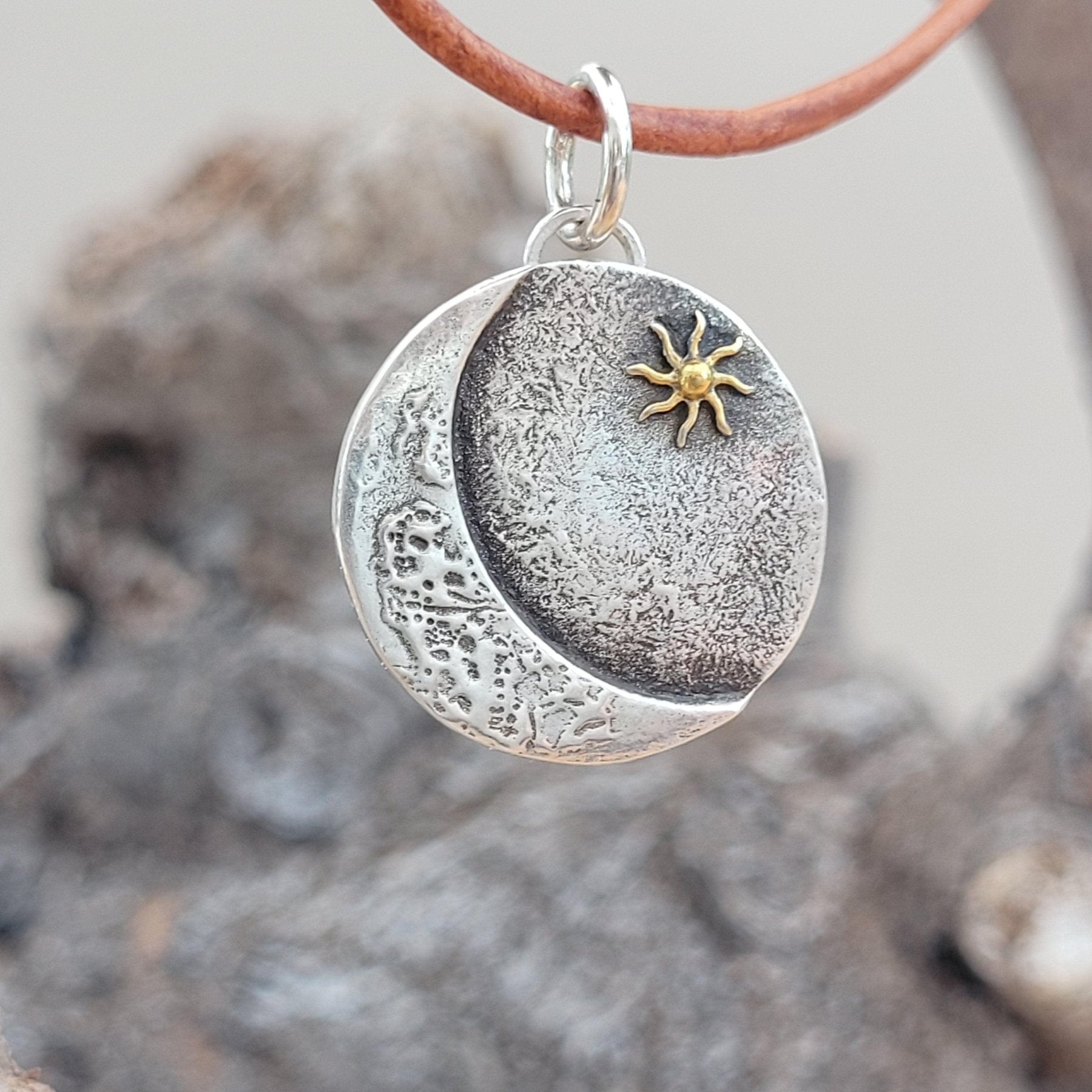 Kettenanhänger "Mond & Sonne" aus recyceltem 925er Silber und 24 Karat Gold, handgefertigt in Deutschland - animoART