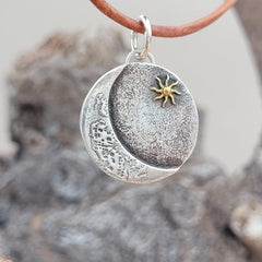 Kettenanhänger "Mond & Sonne" aus recyceltem 925er Silber und 24 Karat Gold, handgefertigt in Deutschland - animoART