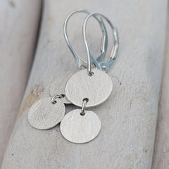 Ohrringe "Little Discus" 925er Silber, 2 gebürstete Plättchen - animoART