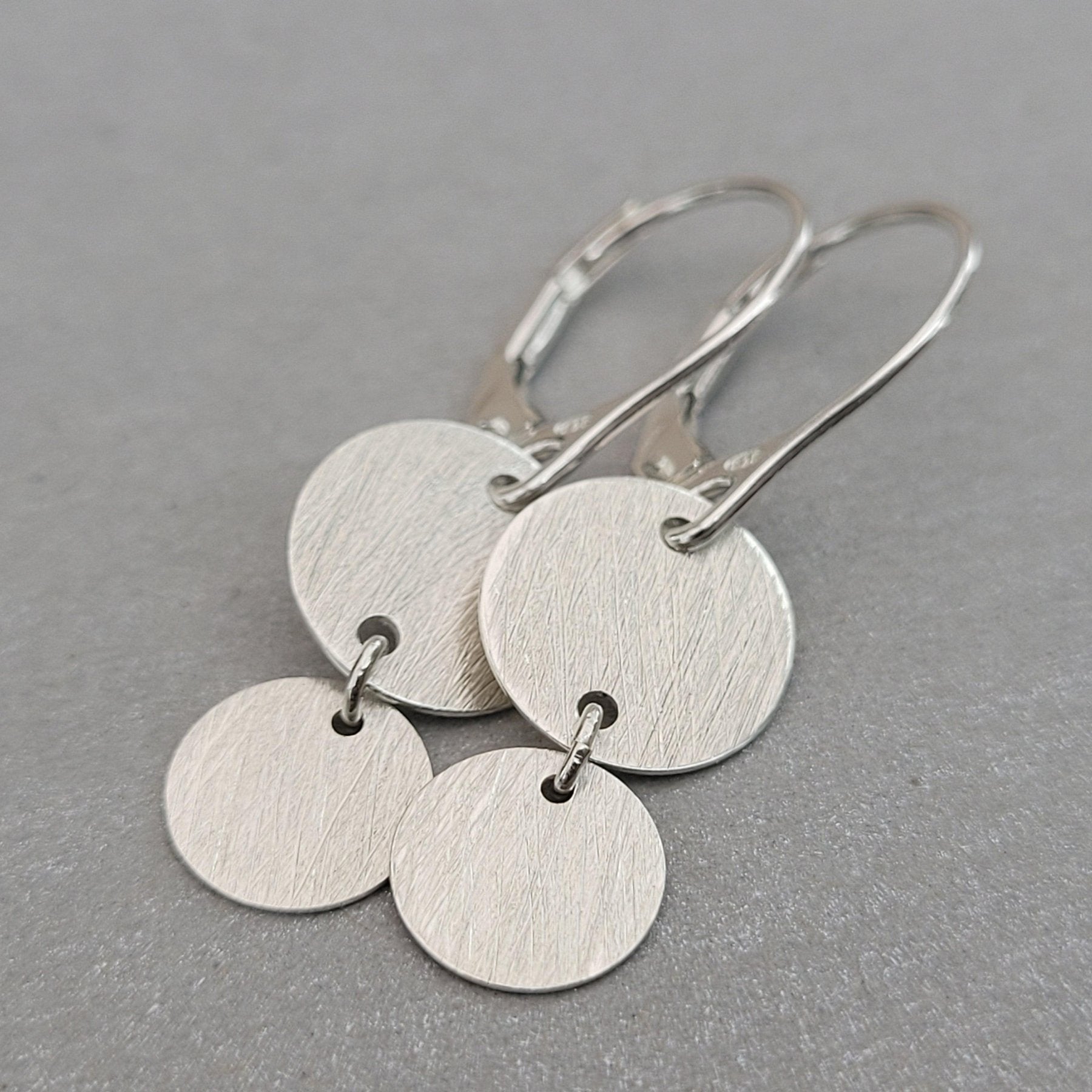 Ohrringe "Little Discus" 925er Silber, 2 gebürstete Plättchen - animoART