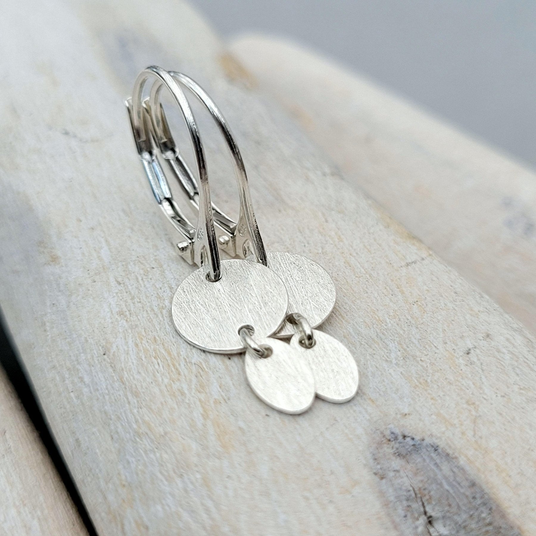 Ohrringe "Little Discus" 925er Silber, 2 gebürstete Plättchen rund/oval - animoART