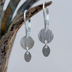 Ohrringe "Little Discus" 925er Silber, 2 gebürstete Plättchen rund/oval - animoART