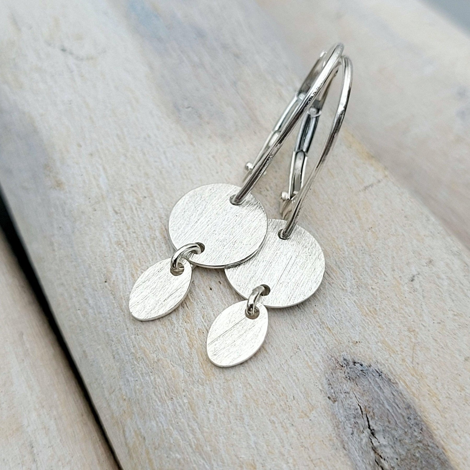 Ohrringe "Little Discus" 925er Silber, 2 gebürstete Plättchen rund/oval - animoART