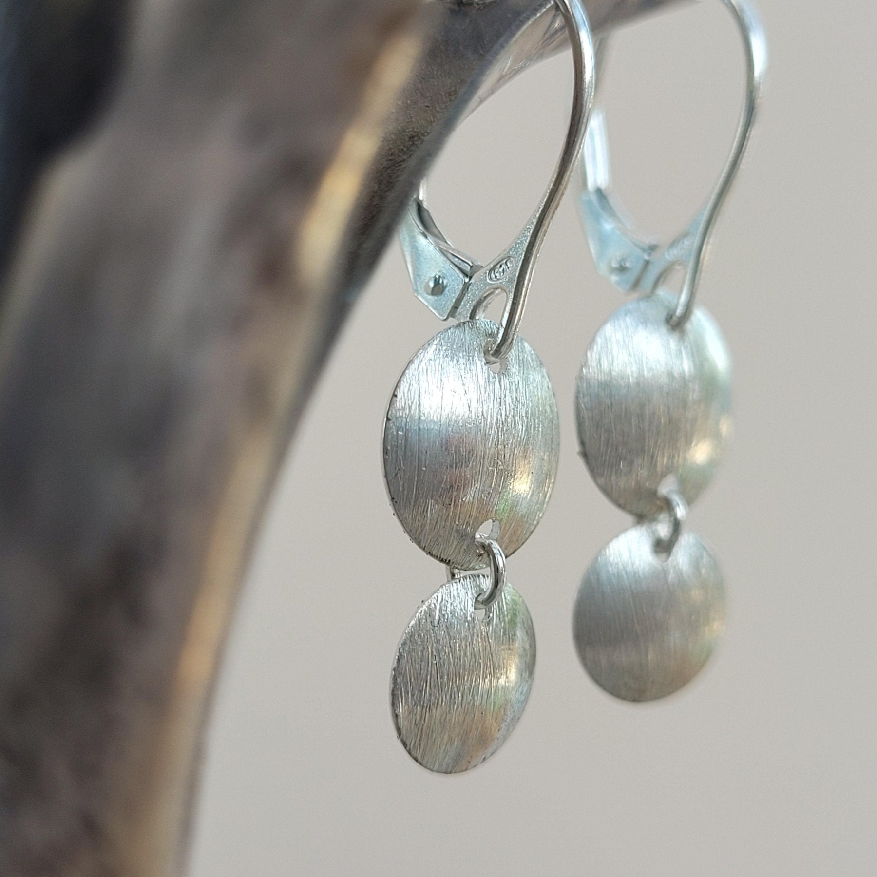 Ohrringe "Little Discus" 925er Silber, 2 gewölpte Plättchen, Konkav - animoART