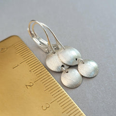 Ohrringe "Little Discus" 925er Silber, 2 gewölpte Plättchen, Konkav - animoART