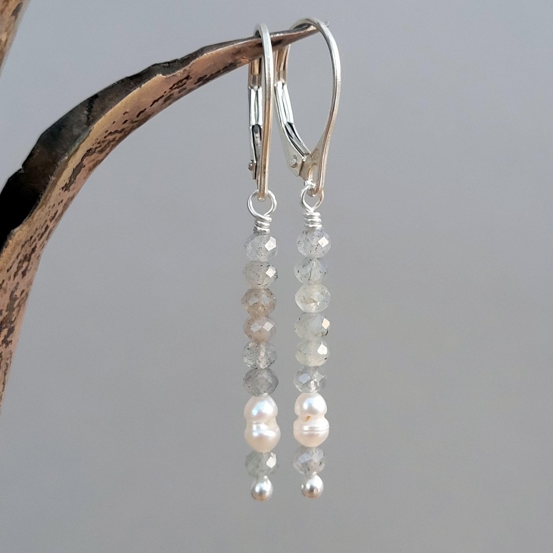 Ohrringe mit Edelsteinen, Labradorit, Perlen und recyceltes Silber - animoART