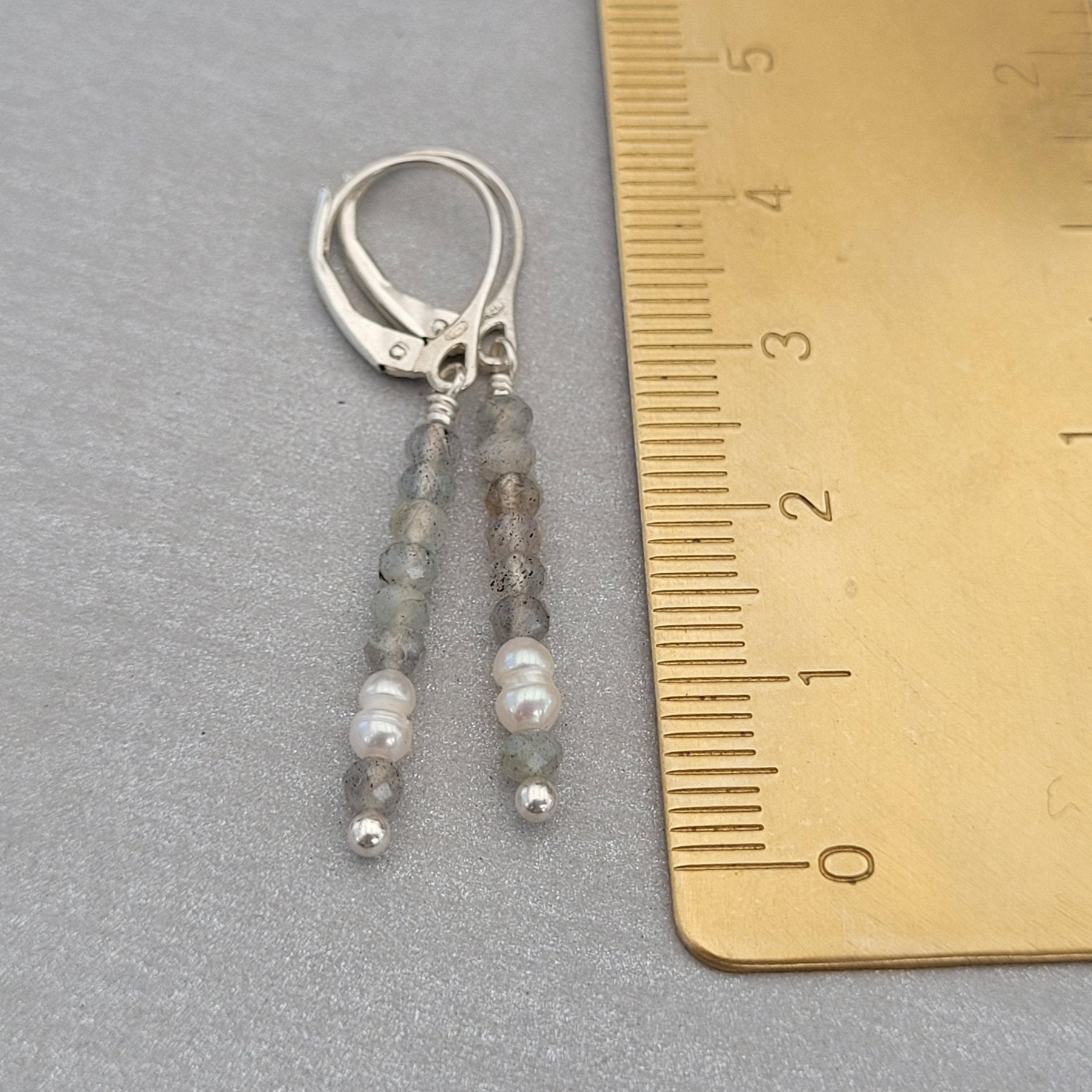 Ohrringe mit Edelsteinen, Labradorit, Perlen und recyceltes Silber - animoART