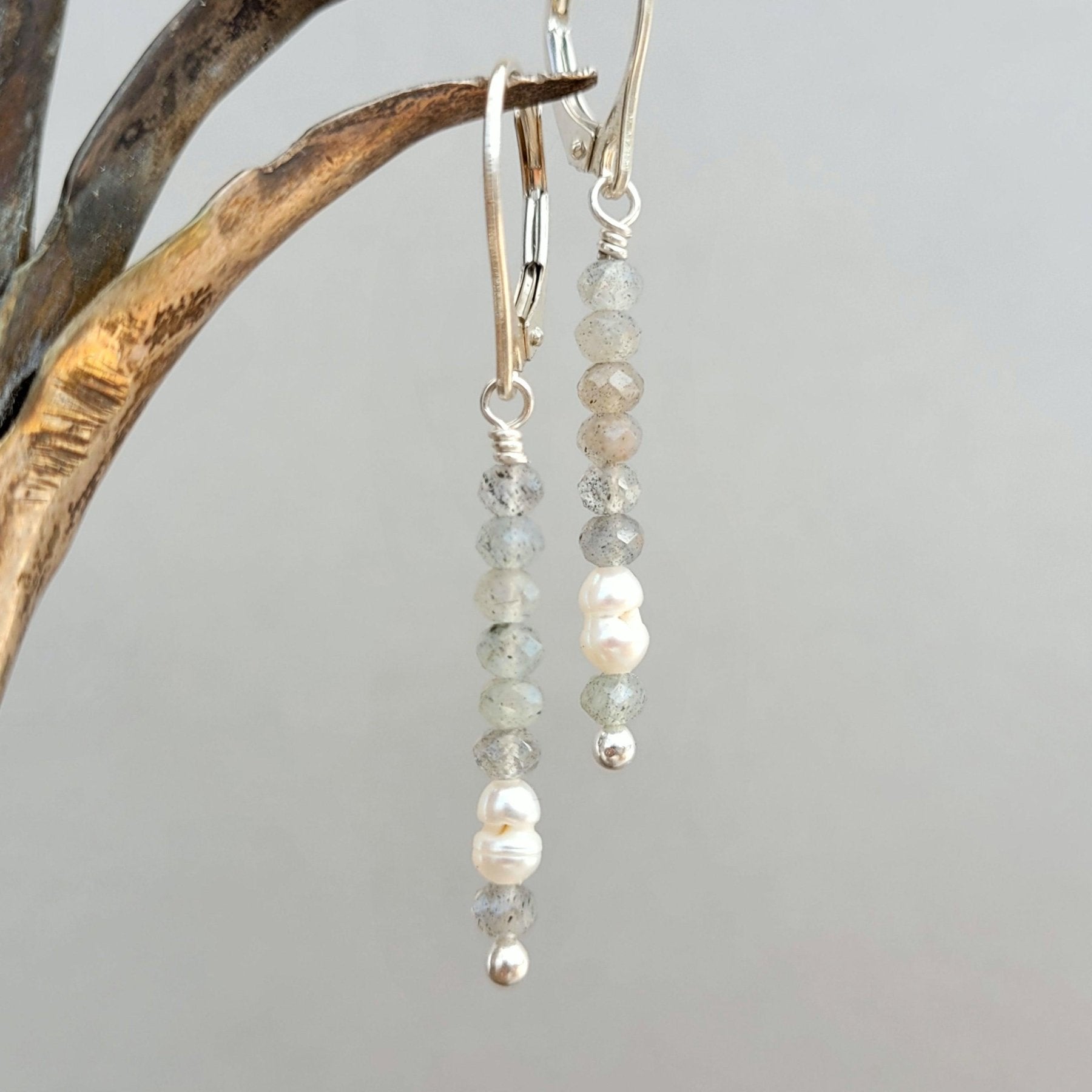 Ohrringe mit Edelsteinen, Labradorit, Perlen und recyceltes Silber - animoART