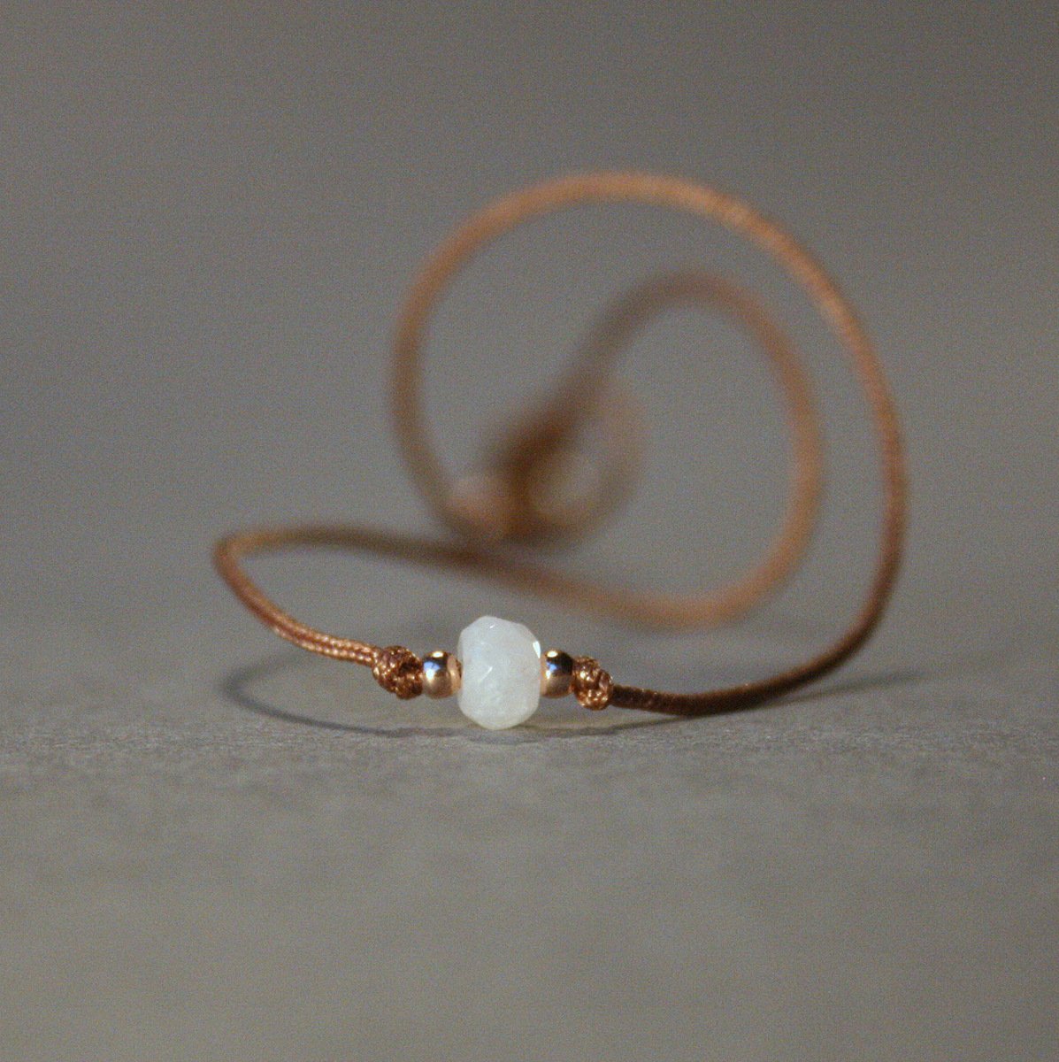 Personalisiertes Armband "Jade - Perle" mit Bedeutung in weiß_Schmuck_handmade_animoART