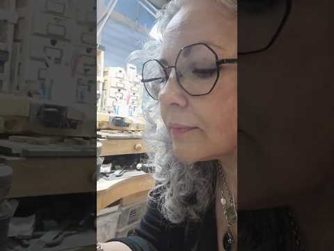 Handgefertigter Schmuck direkt von der Werkbank - das ist Slow-Fashion aus recyceltem Silber mit persönlicher Gravur.  ❣️⚒️🍀