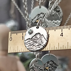 Kettenanhänger Berge mit Lab - Opal aus recyceltem 925er Silber, handgefertigt