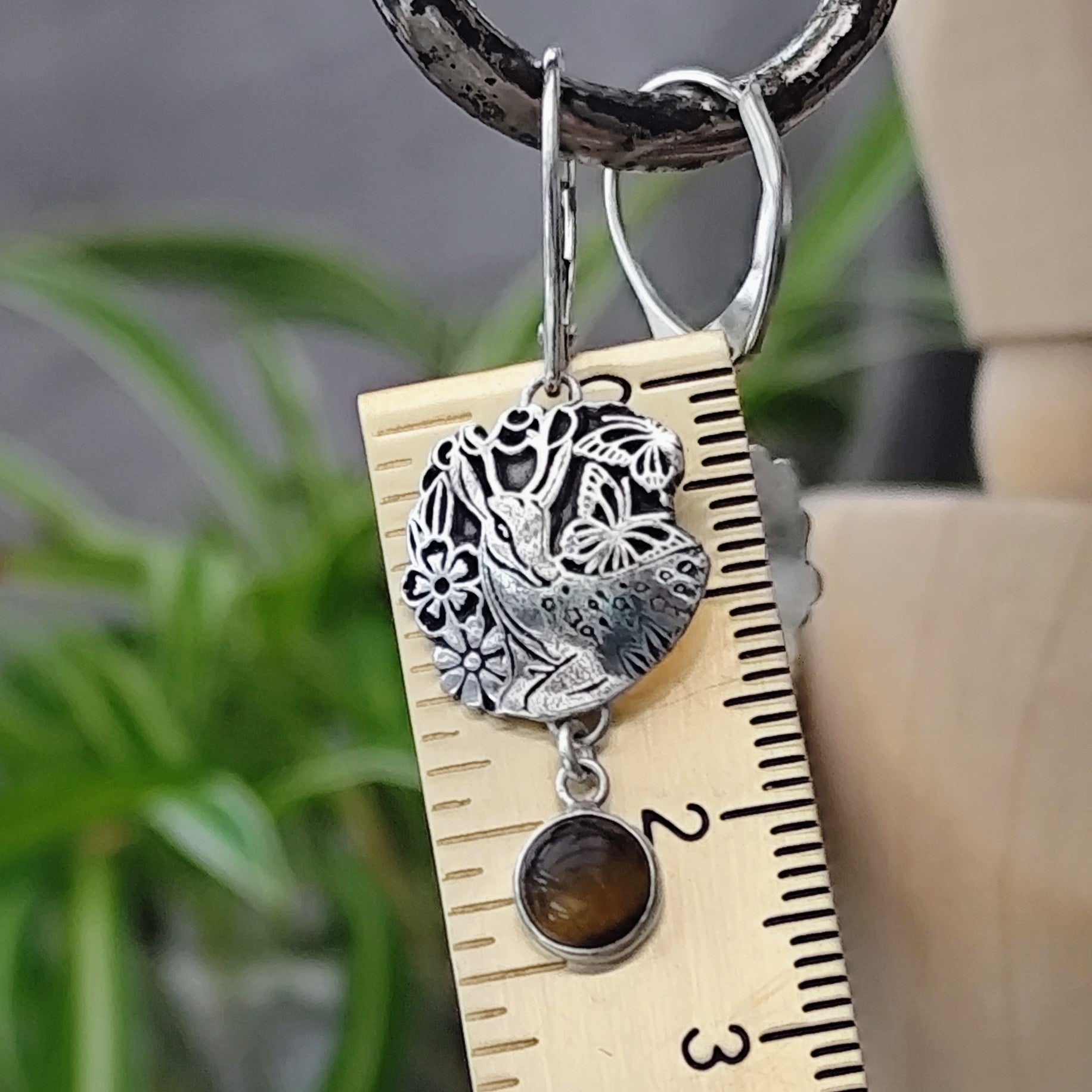 Ohrringe mit Reh und Tigeraugen, handgefertigt aus recyceltem Silber