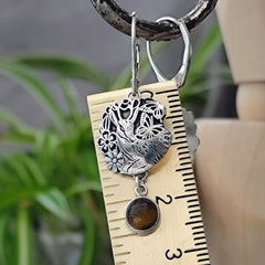 Ohrringe mit Reh und Tigeraugen, handgefertigt aus recyceltem Silber