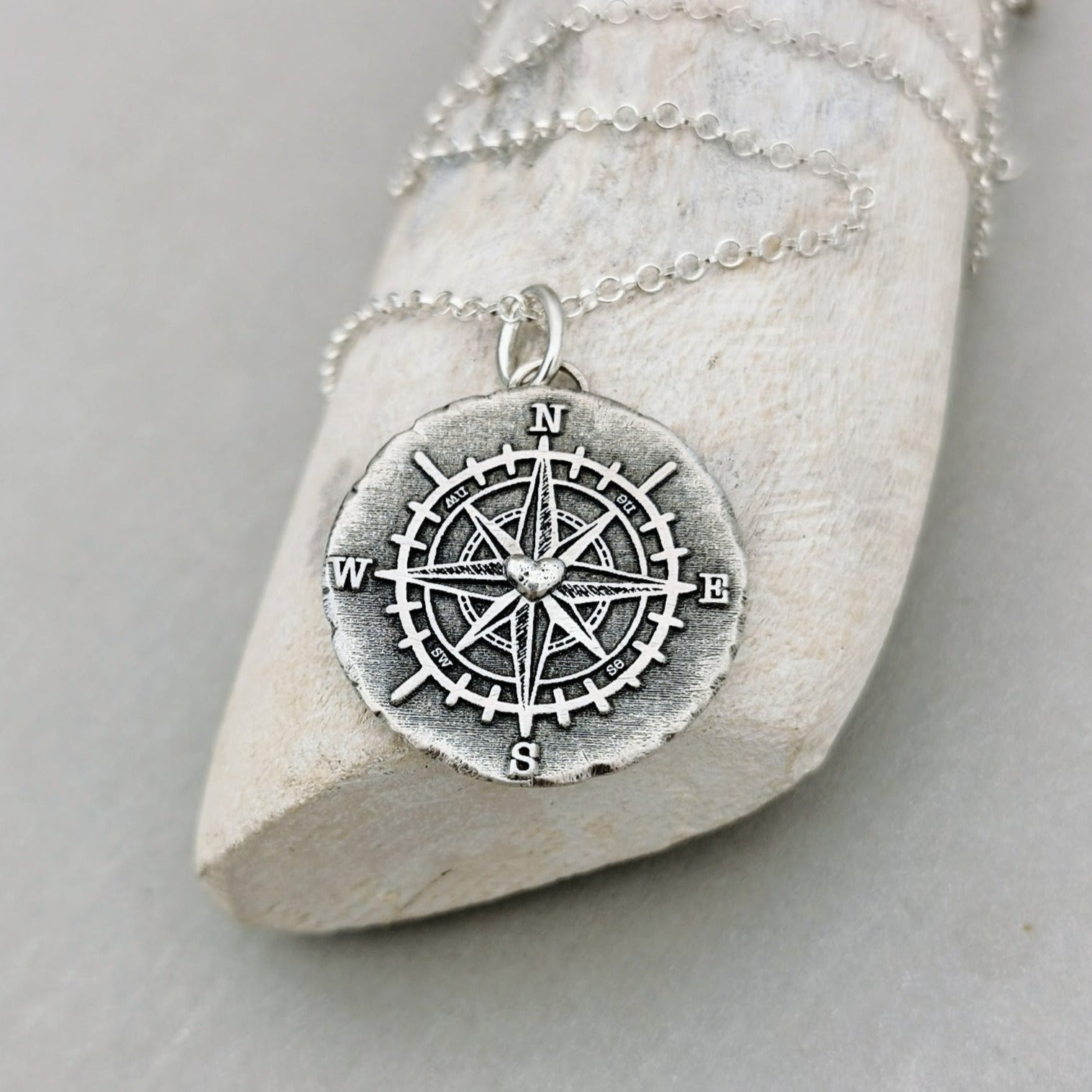 » Ketten - Anhänger "Folge deinem Herzen" » aus 925 Sterlingsilber » Kanten mit rustikalem Finish » Anhänger Durchmesser ca. 22mm » große Öse zum Einfädeln von Ketten » Anhänger mit oder ohne Kette erhältlich » Handgefertigt im Atelier animoART