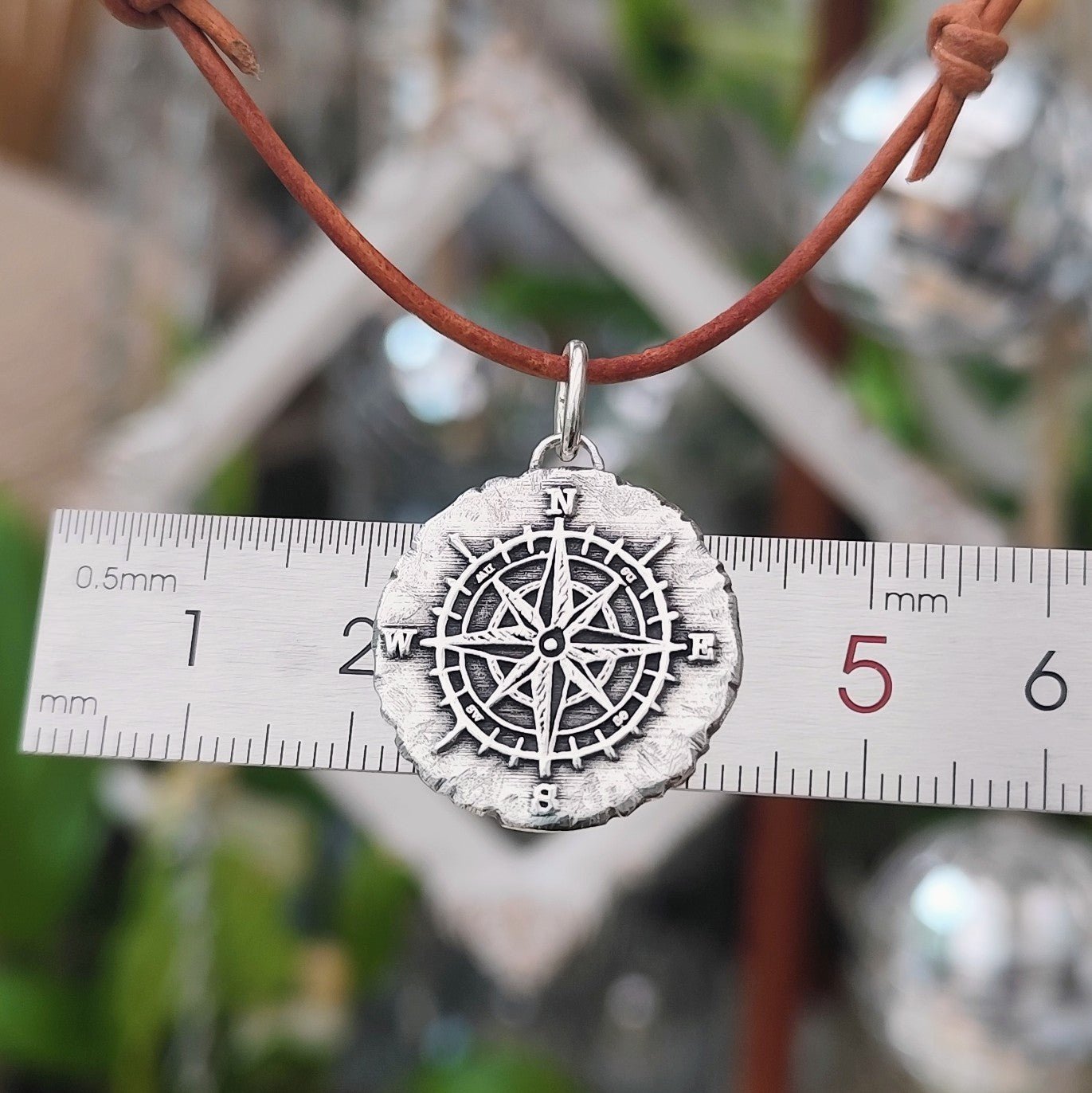 Kettenanhänger "Kompass" im RUSTIC STYLE, aus recyceltem Silber