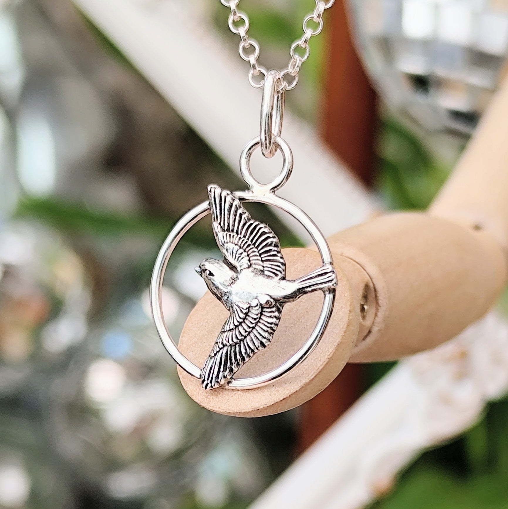 Kettenanhänger "Vogel im Flug" aus recyceltem Sterlingsilber, handgefertigt