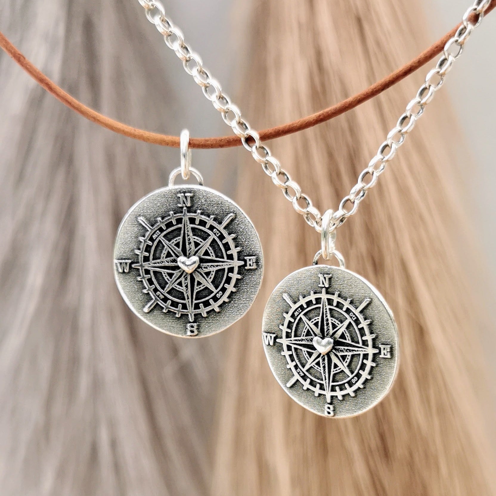 Kettenanhänger "Kompass mit Herz" mit Lederkette, recyceltes Silber - animoART