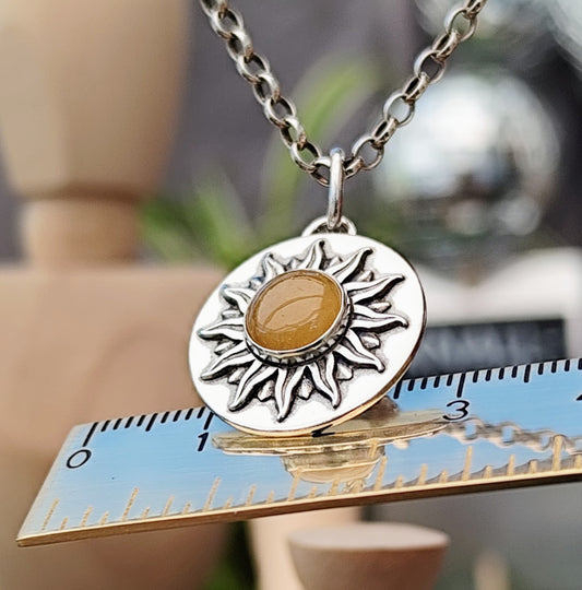 Kettenanhänger Sonne mit Edelstein Gelber Aventurin, handgefertigt mit recyceltem Silber