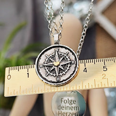 Kettenanhänger "Kompass mit goldenem Herz" RUSTIC RAHMEN, recyceltes Silber