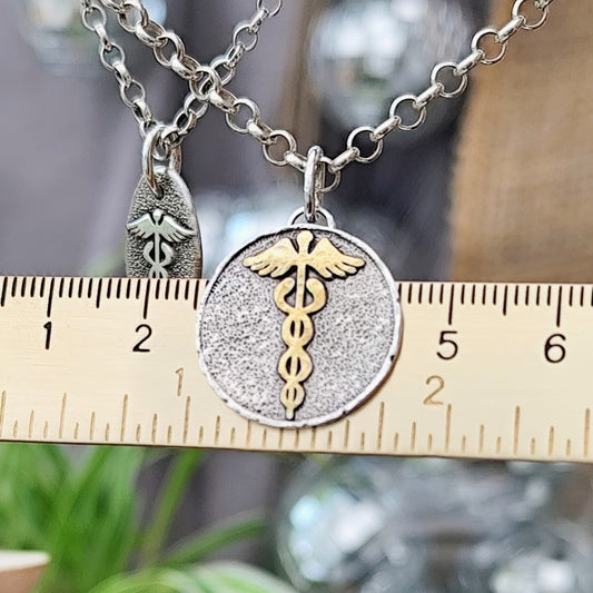 Kettenanhänger "Äskulapstab" mit Gold, rustikal, aus recyceltem Silber