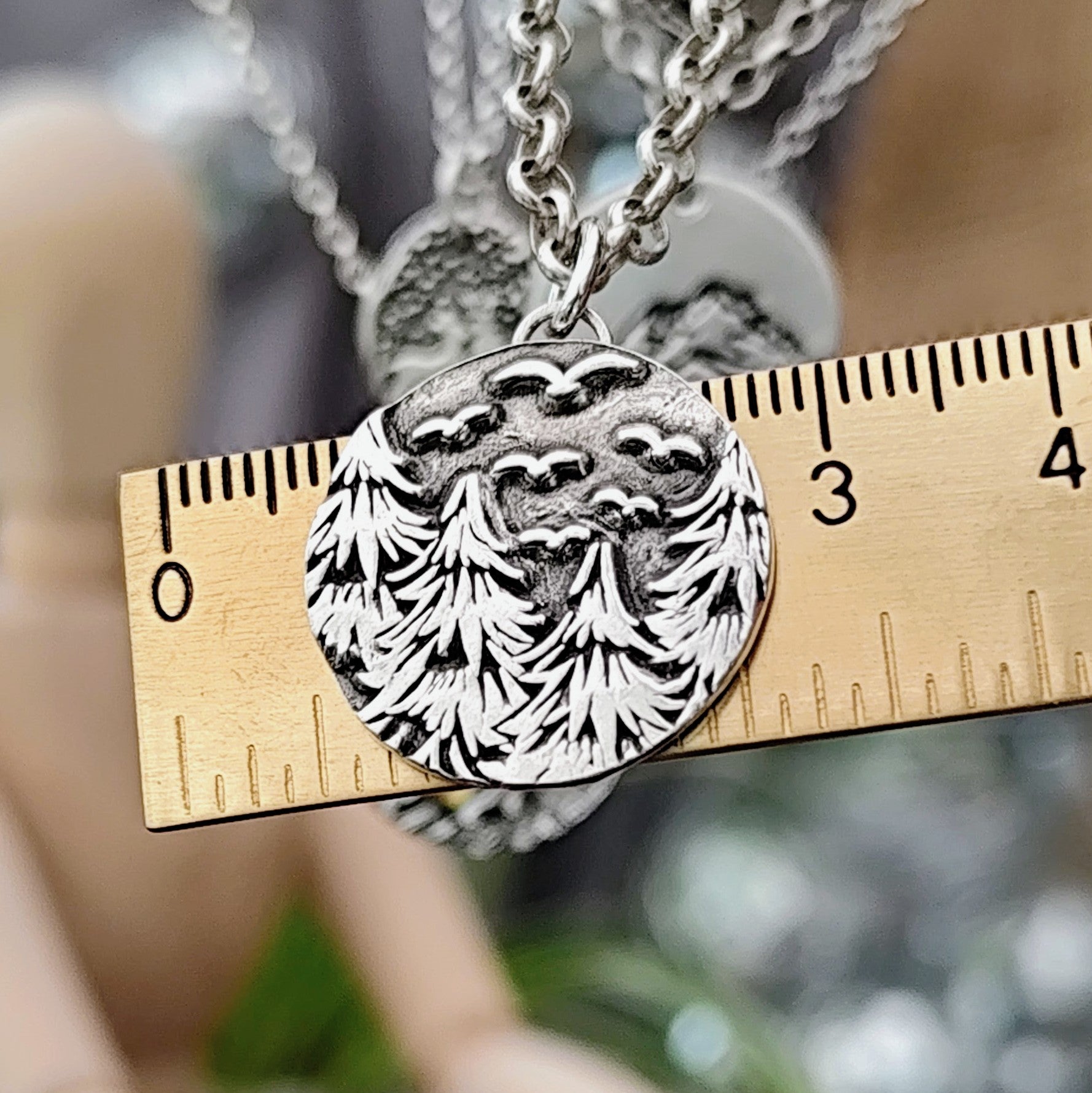 Kettenanhänger "Vögel über´m Tannenwald" aus recyceltem Silber