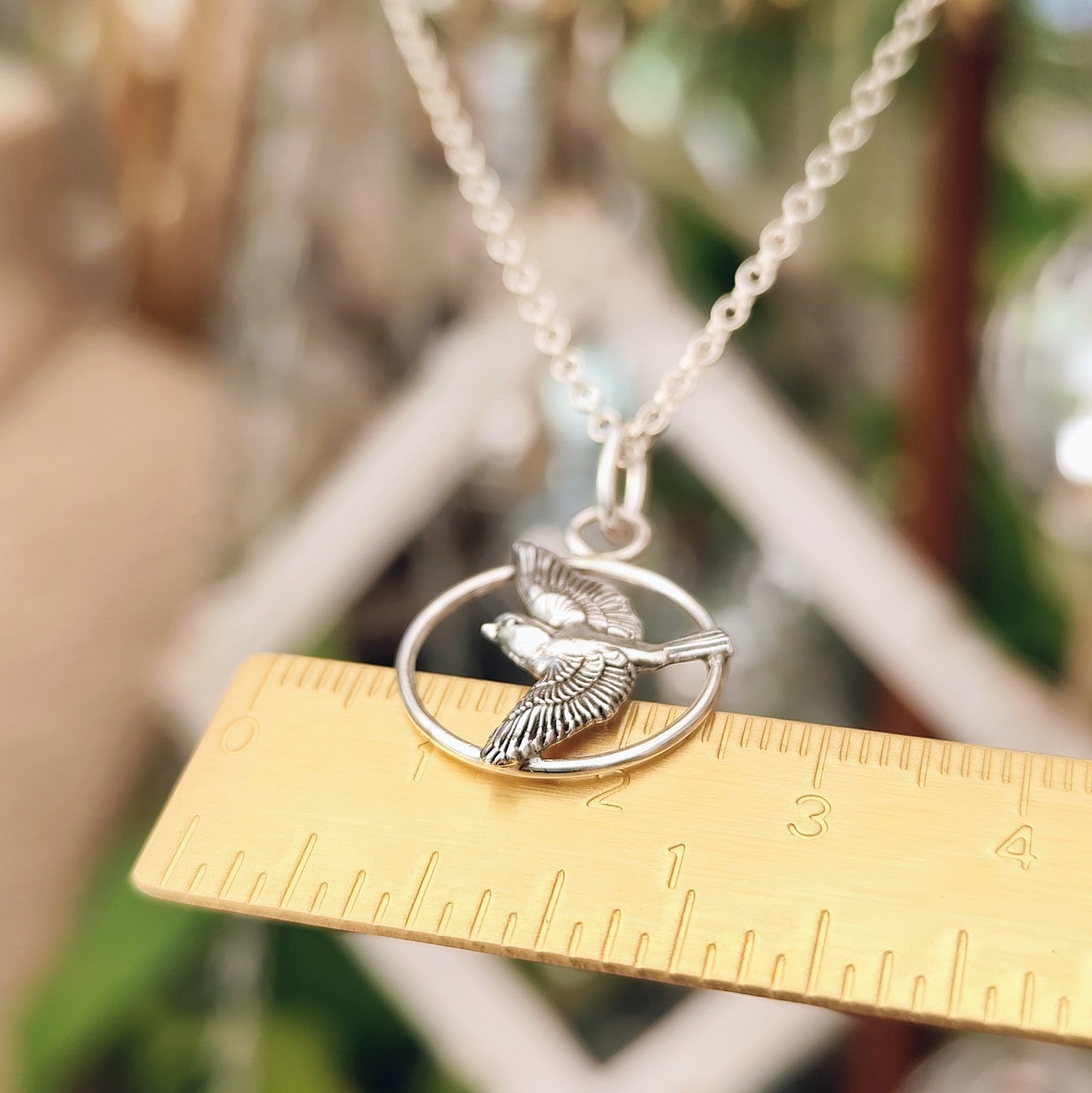 Kettenanhänger "Vogel im Flug" aus recyceltem Sterlingsilber, handgefertigt