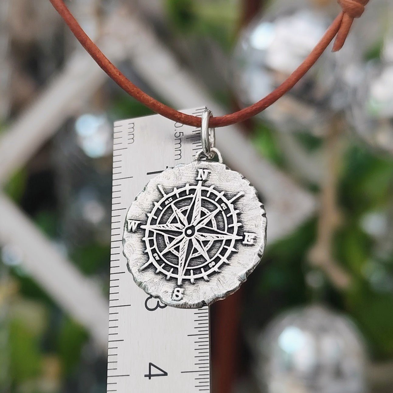 Kettenanhänger "Kompass" im RUSTIC STYLE, aus recyceltem Silber