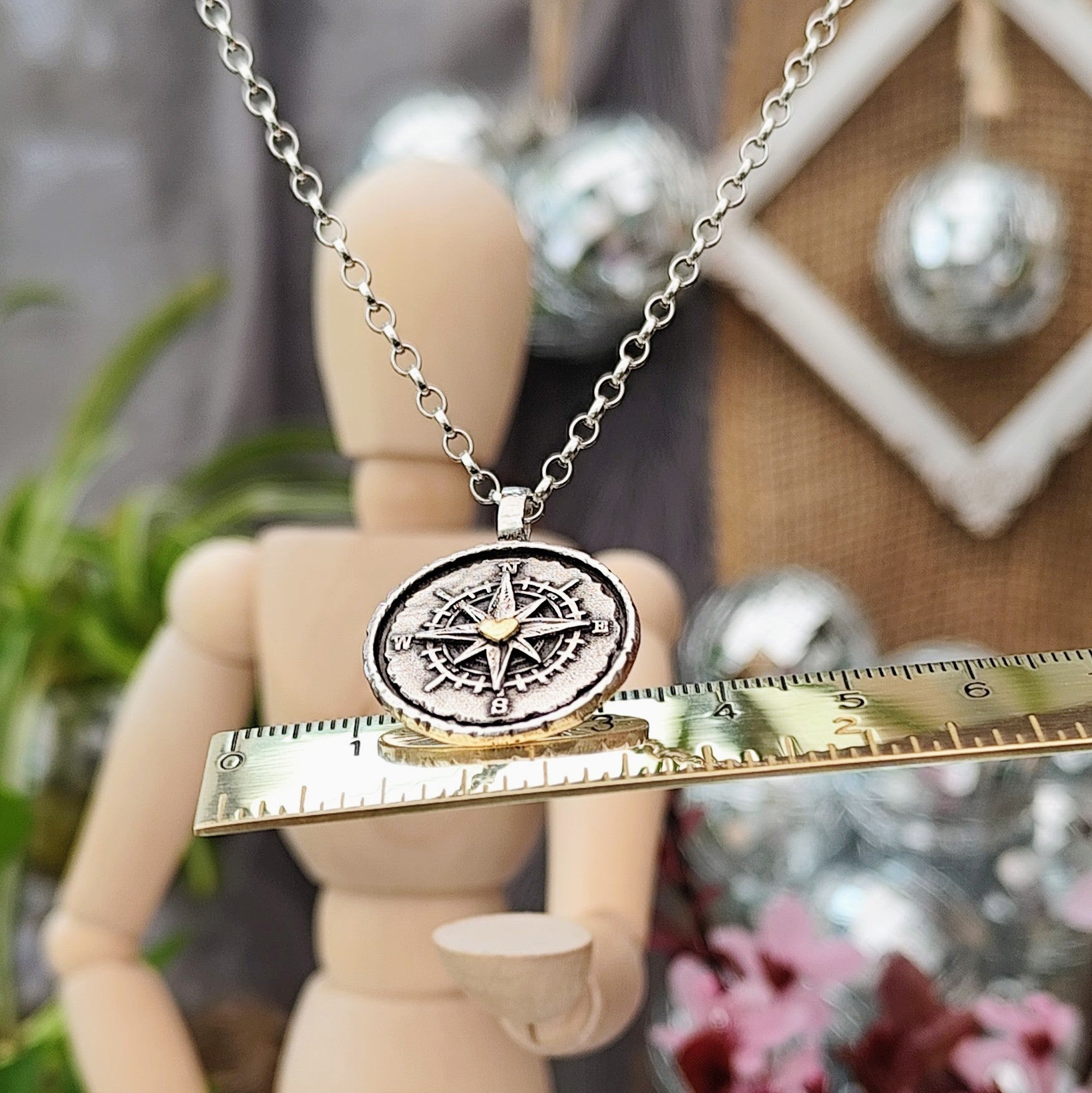 Kettenanhänger "Kompass mit goldenem Herz" RUSTIC RAHMEN, recyceltes Silber