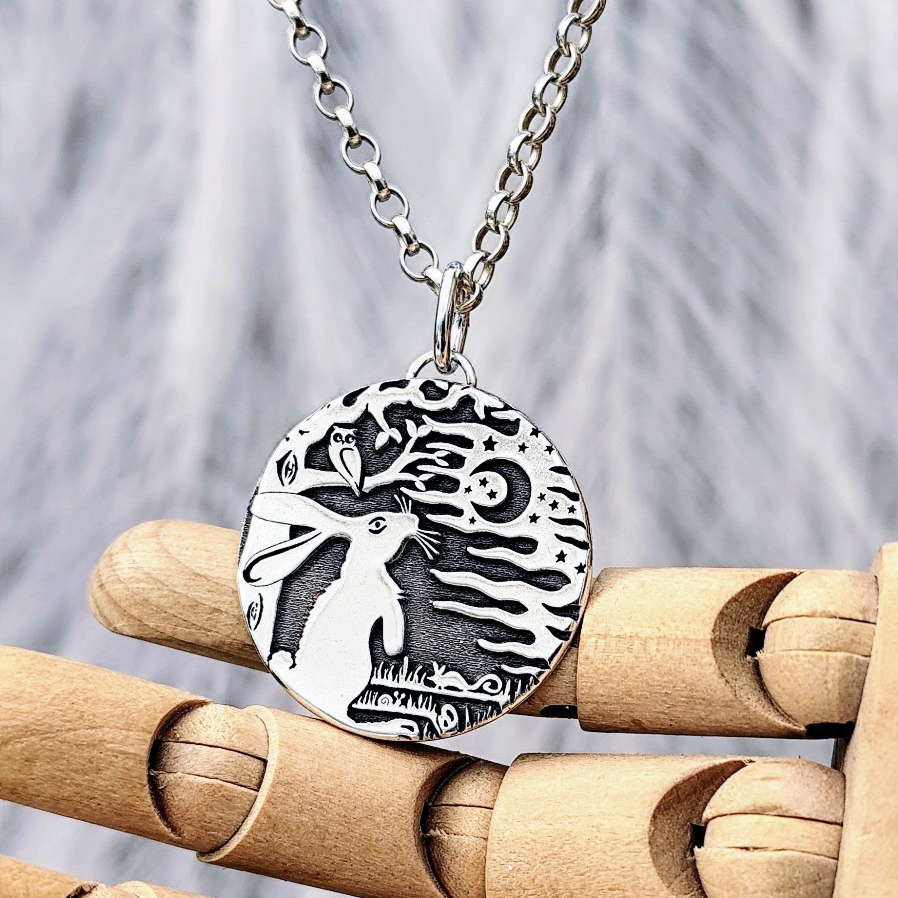 Kettenanhänger "Hase im Mondschein" aus 925er recyceltem Silber, handgefertigt