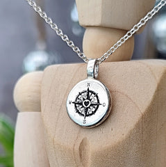 Kettenanhänger "Kompass mit Herz "Nugget" Personalisiert mit Gravur