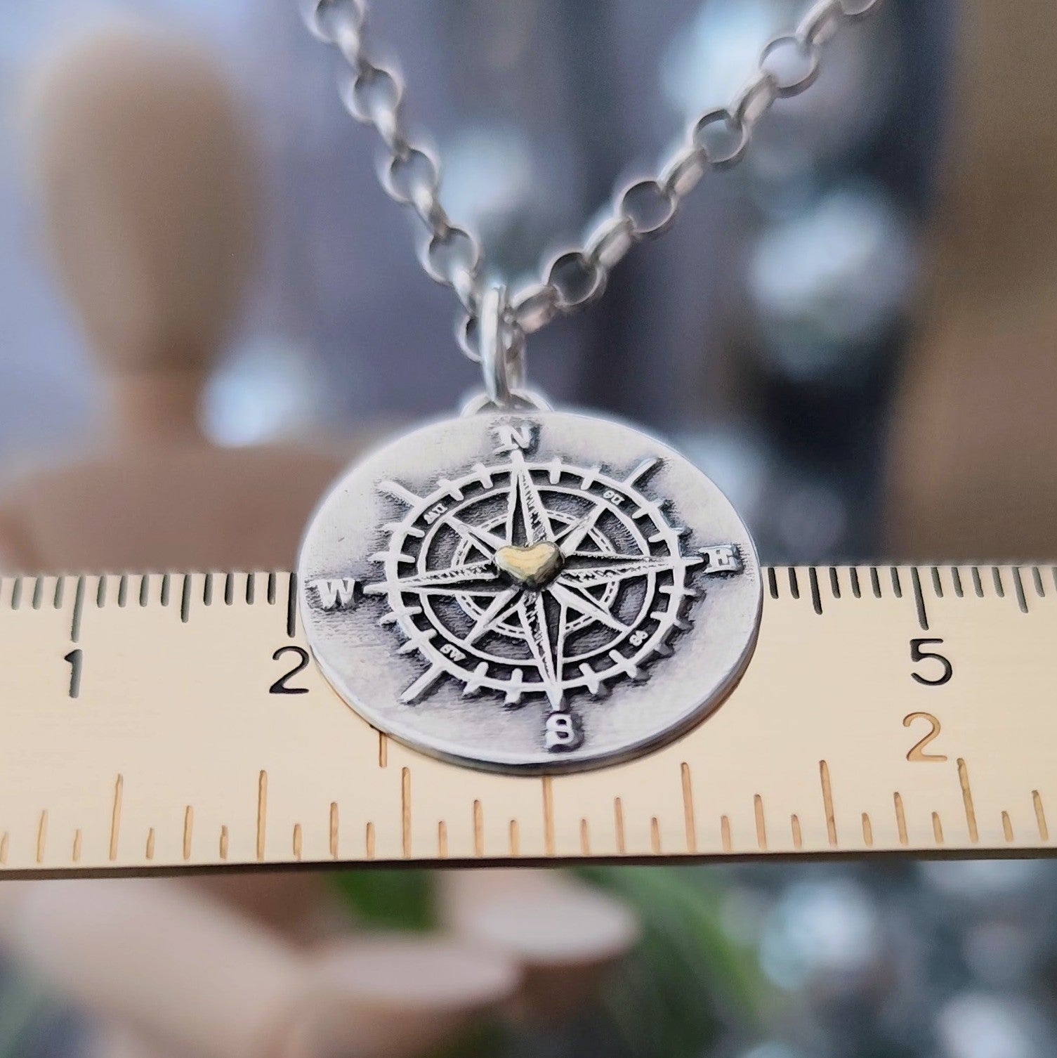 Kettenanhänger "Kompass mit goldenem Herz" recyceltes Sterlingsilber, handgefertigt