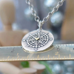 Kettenanhänger "Kompass mit goldenem Herz" recyceltes Sterlingsilber, handgefertigt