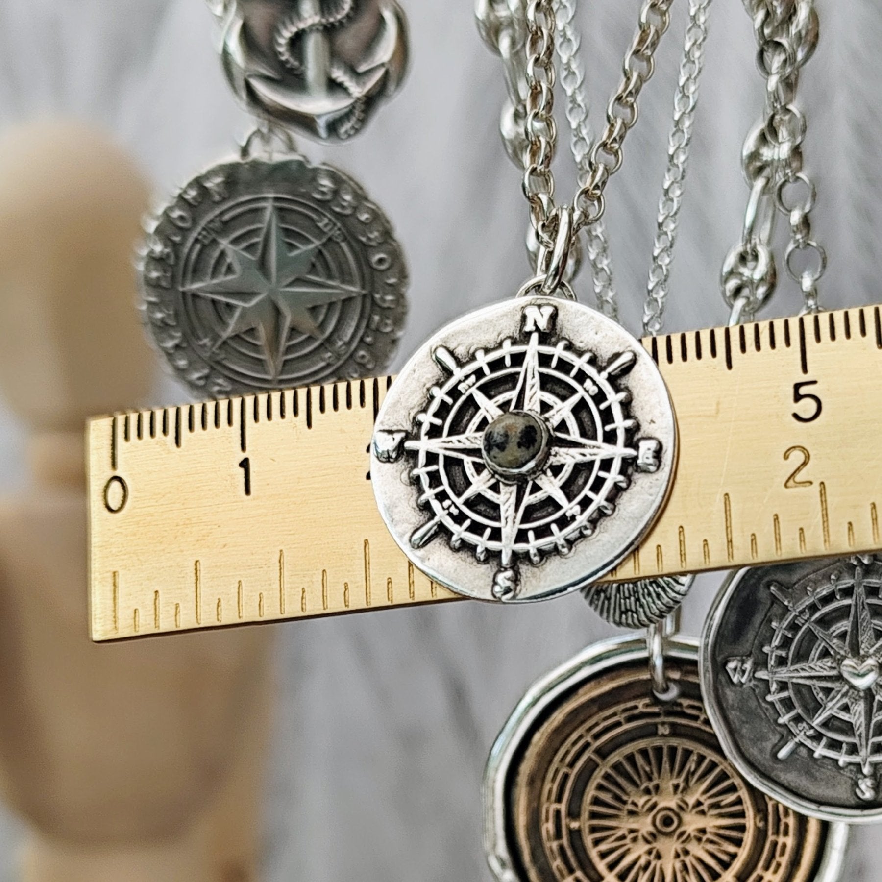 Kettenanhänger "Kompass mit Dalmatinerstein" aus recyceltem 925er Silber, handgefertigt in Deutschland