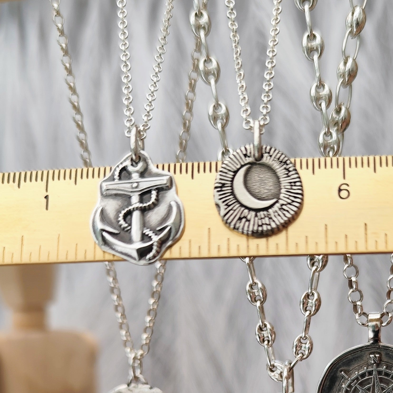 Kettenanhänger Mond & Sonne, handgefertigt mit recyceltem Silber