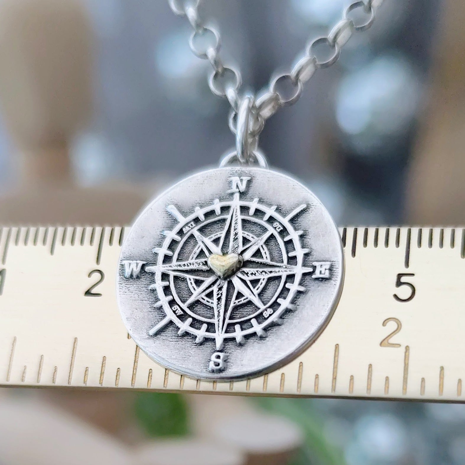Kettenanhänger "Kompass mit goldenem Herz" recyceltes Sterlingsilber, handgefertigt