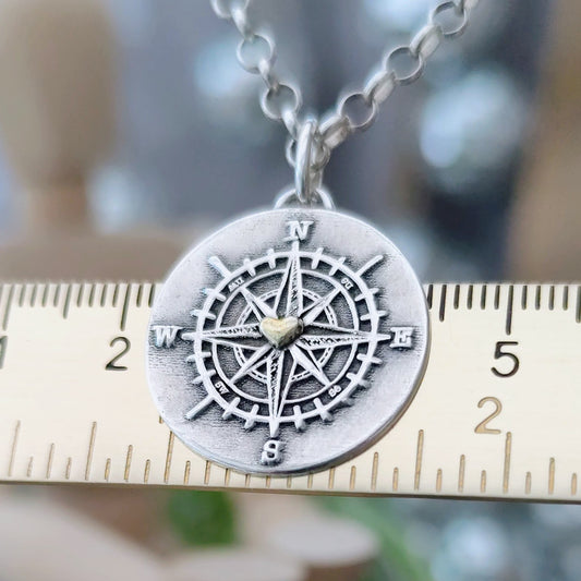 Kettenanhänger "Kompass mit goldenem Herz" recyceltes Sterlingsilber, handgefertigt