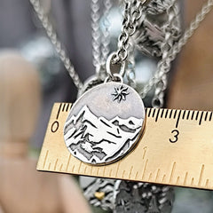 Kettenanhänger "Berge mit Sonne" recyceltes Silber, handgefertigt