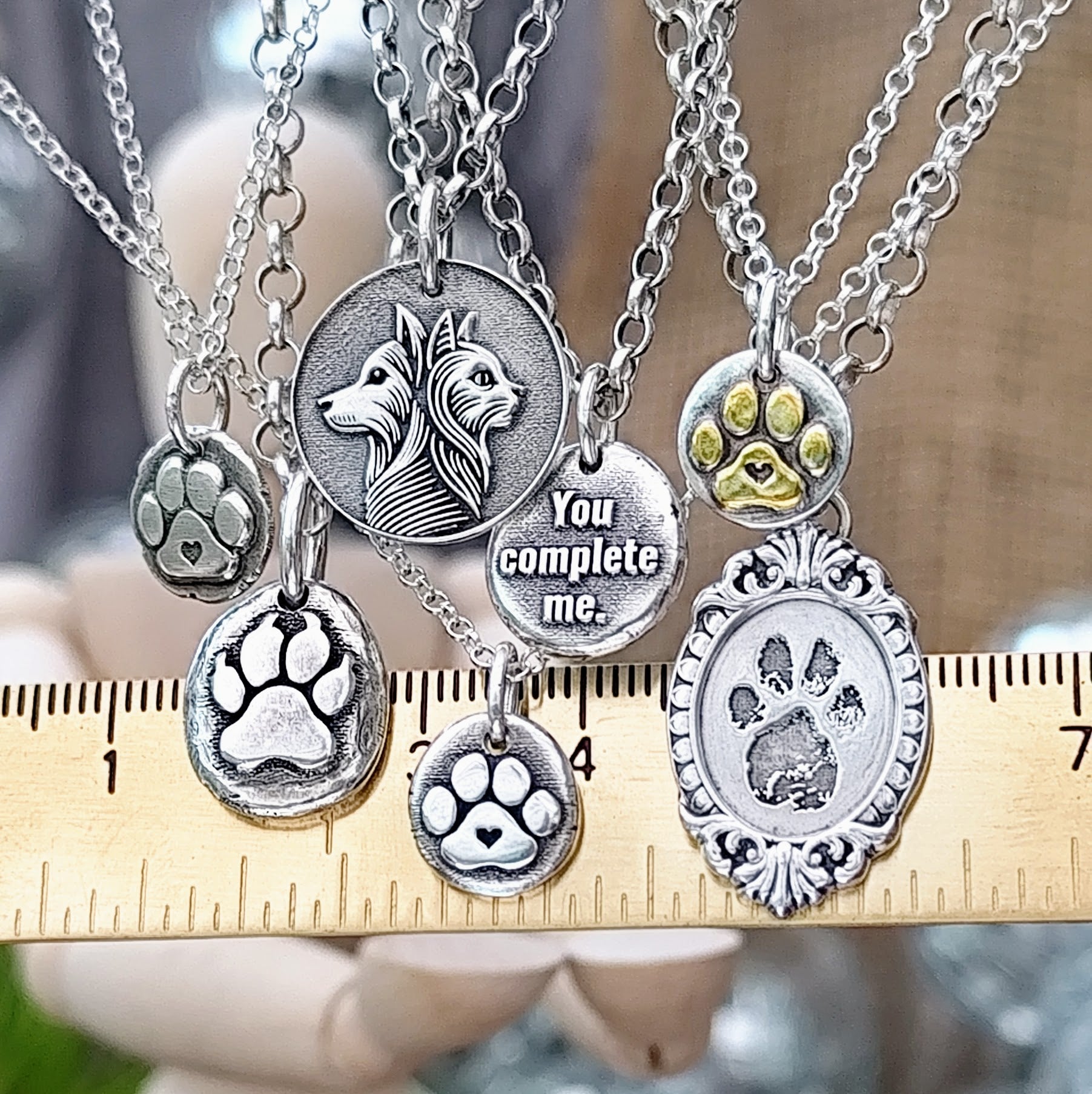 Kettenanhänger "Hundepfote" rustikaler Nugget, Persönliche Gravur