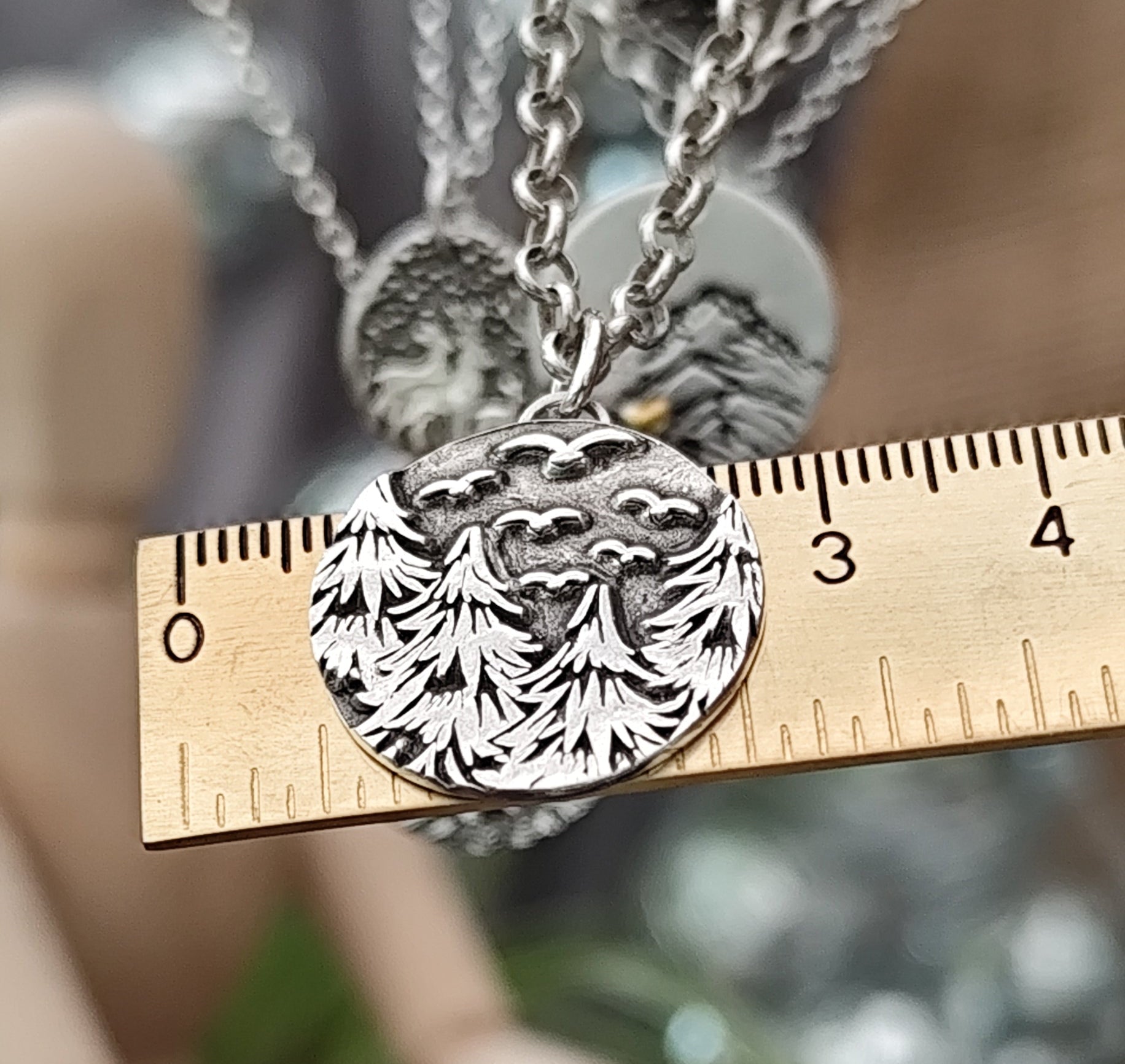 Kettenanhänger "Vögel über´m Tannenwald" aus recyceltem Silber