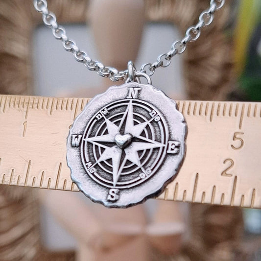 Kettenanhänger "Kompass mit Herz" Rustic Style, recyceltes 925 Silber