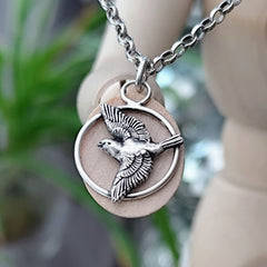 Kettenanhänger "Vogel im Flug" aus recyceltem Sterlingsilber, handgefertigt