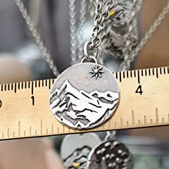 Kettenanhänger "Berge mit Sonne" recyceltes Silber, handgefertigt