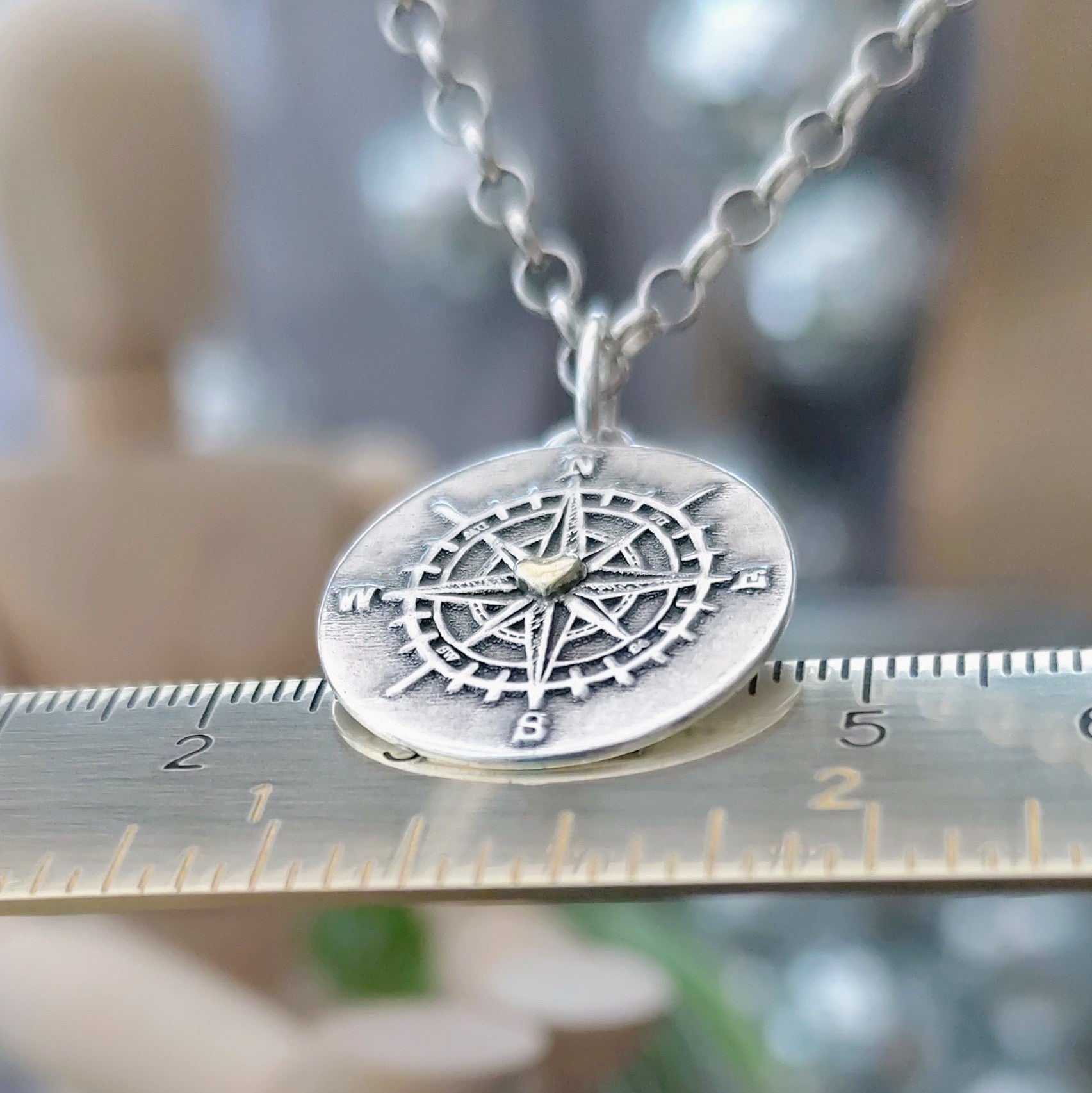 Kettenanhänger "Kompass mit goldenem Herz" recyceltes Sterlingsilber, handgefertigt
