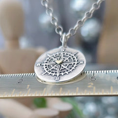 Kettenanhänger "Kompass mit goldenem Herz" recyceltes Sterlingsilber, handgefertigt