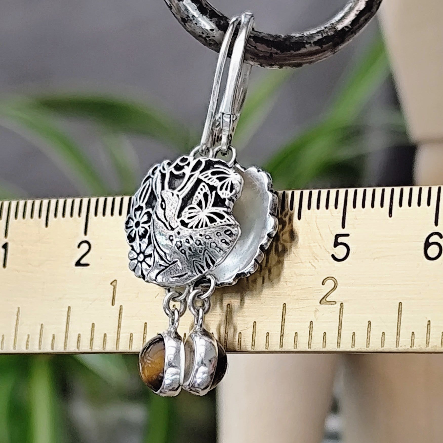 Ohrringe mit Reh und Tigeraugen, handgefertigt aus recyceltem Silber