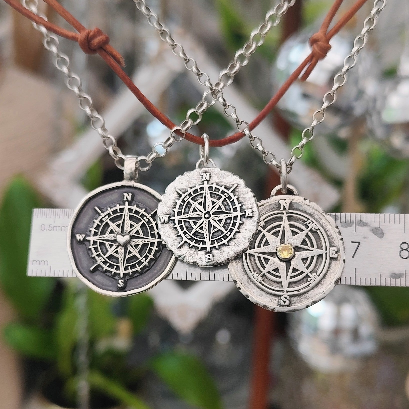 Kettenanhänger "Kompass" im RUSTIC STYLE, aus recyceltem Silber