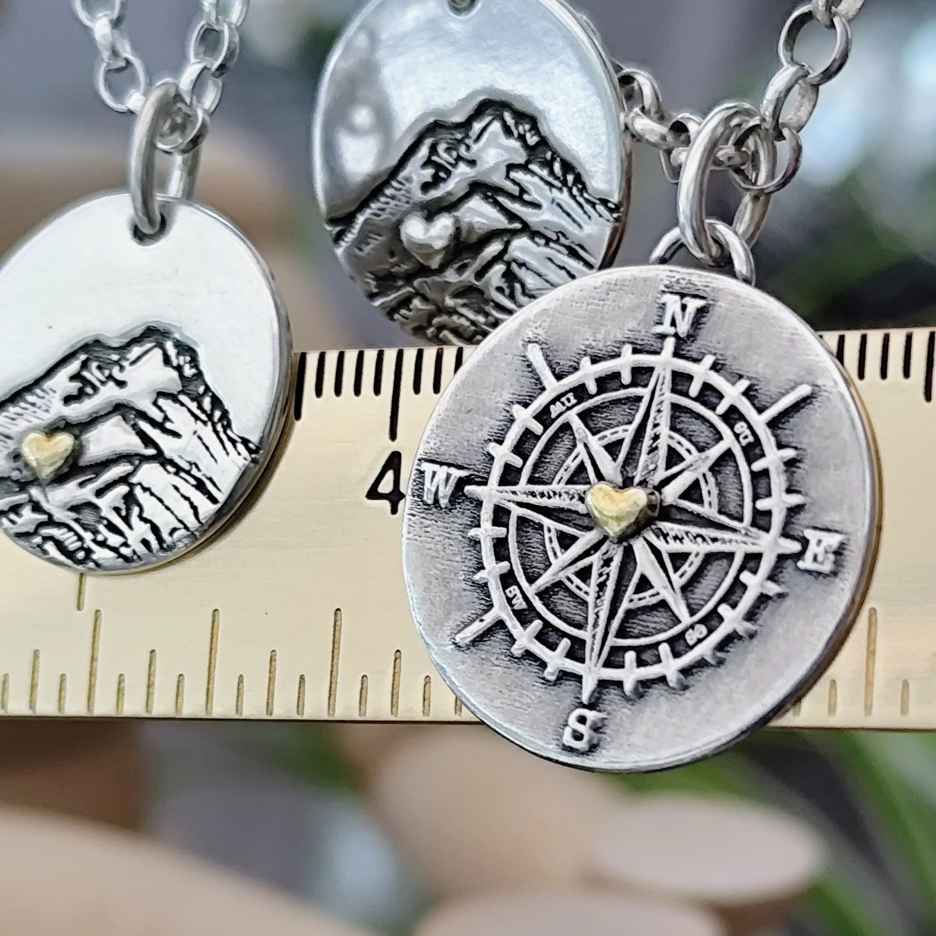 Kettenanhänger "Kompass mit goldenem Herz" recyceltes Sterlingsilber, handgefertigt